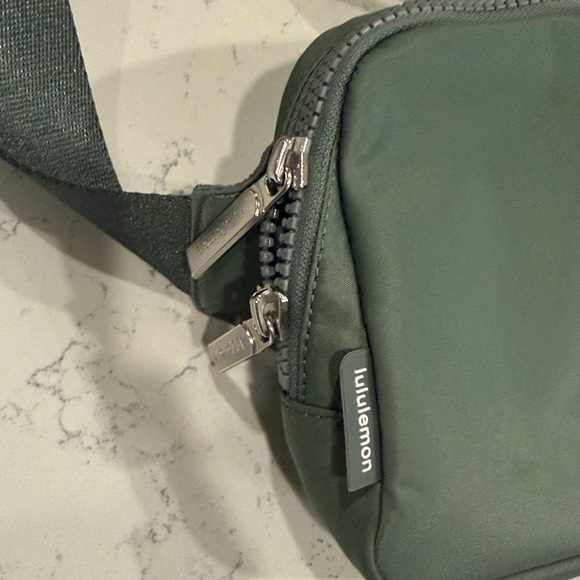 lululemon Everywhere Belt Bag 2L - Green - Like New! - Picture 3 of 4